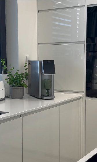 W100 jest kompaktowy, stoi na blacie i nie wymaga podłączenia do instalacji wodnej. W razie potrzeby mogę go też po prostu przestawi